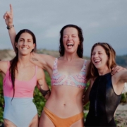 Sirenas del surf surfer girls smiling on the beach
